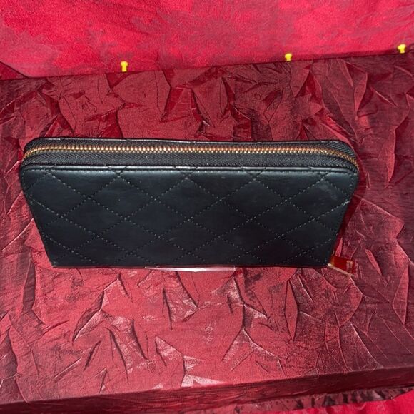 Kelly & Katie Black Quilted Zippered Wallet - Picture 2 of 16
